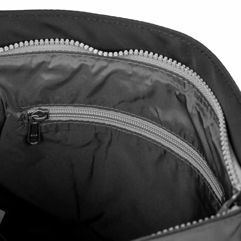 ROKA Kennington M Mittelgroße Tasche aus recyceltem Nylon - Schwarz