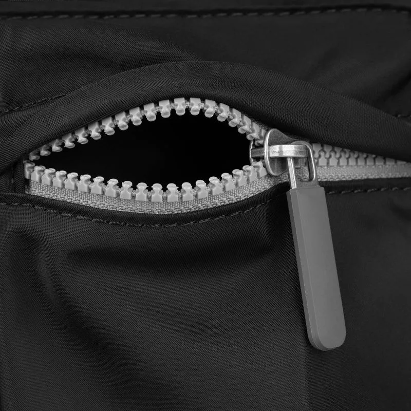 ROKA Kennington M Mittelgroße Tasche aus recyceltem Nylon - Schwarz