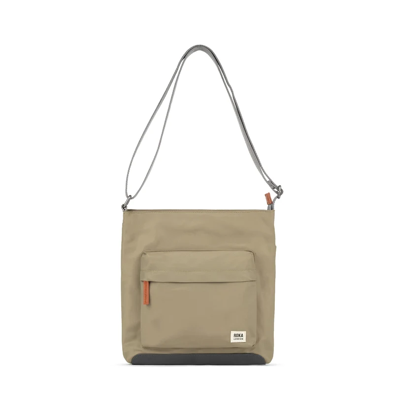 ROKA Kennington B Mittelgroße Tasche aus recyceltem Nylon – Taupe