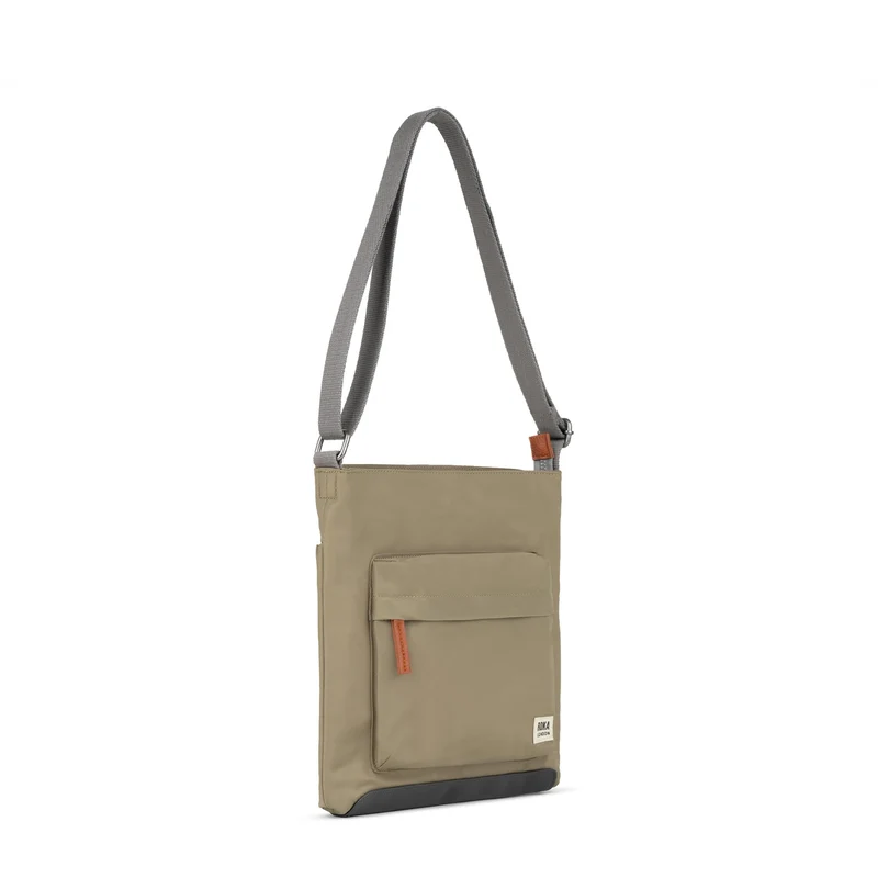 ROKA Kennington B Mittelgroße Tasche aus recyceltem Nylon – Taupe