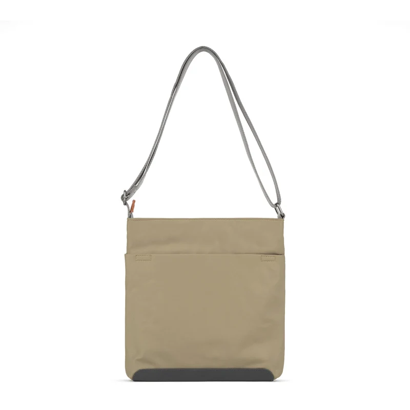 ROKA Kennington B Mittelgroße Tasche aus recyceltem Nylon – Taupe
