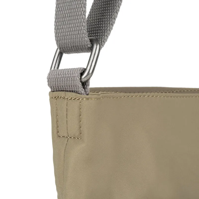 ROKA Kennington B Mittelgroße Tasche aus recyceltem Nylon – Taupe