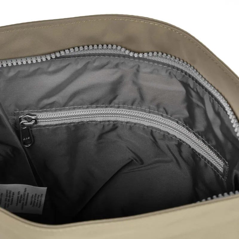 ROKA Kennington B Mittelgroße Tasche aus recyceltem Nylon – Taupe