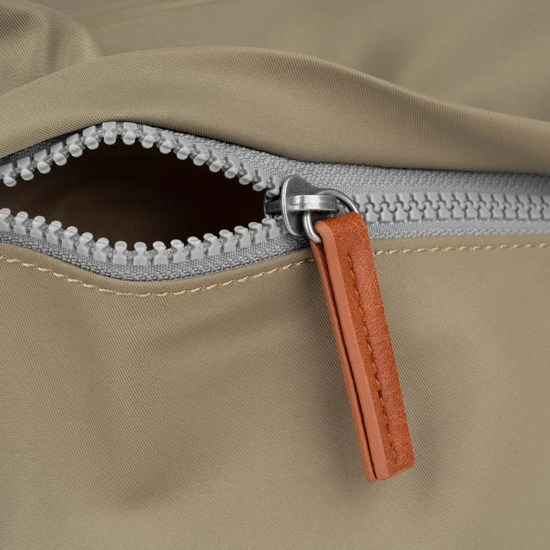 ROKA Kennington B Mittelgroße Tasche aus recyceltem Nylon – Taupe
