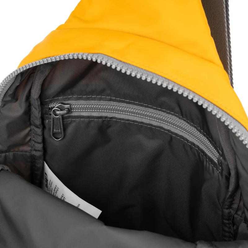 ROKA Willesden B Große Tasche aus recyceltem Nylon – Safran