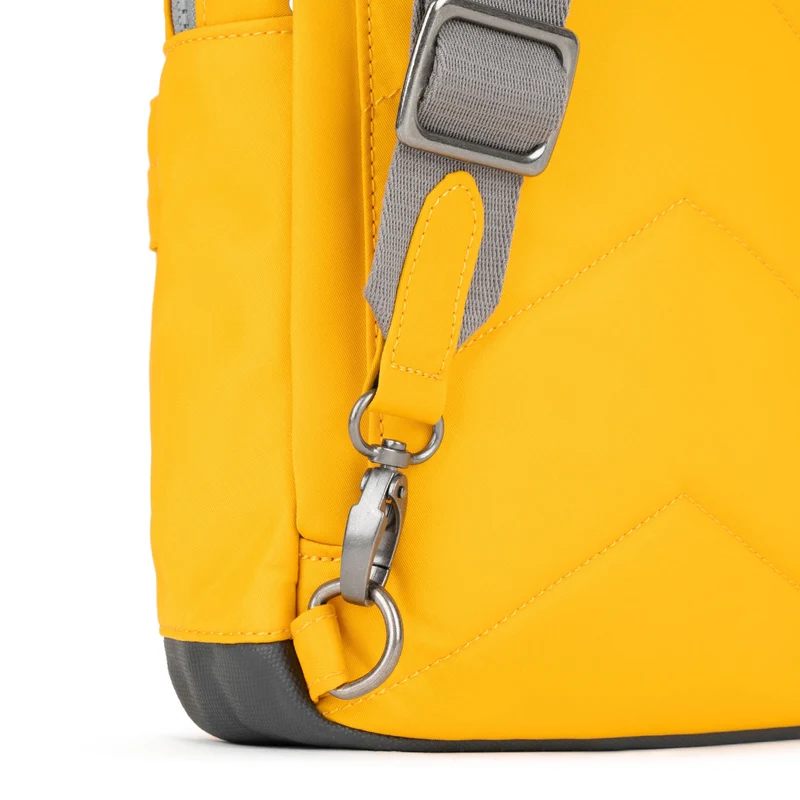ROKA Willesden B Große Tasche aus recyceltem Nylon – Safran