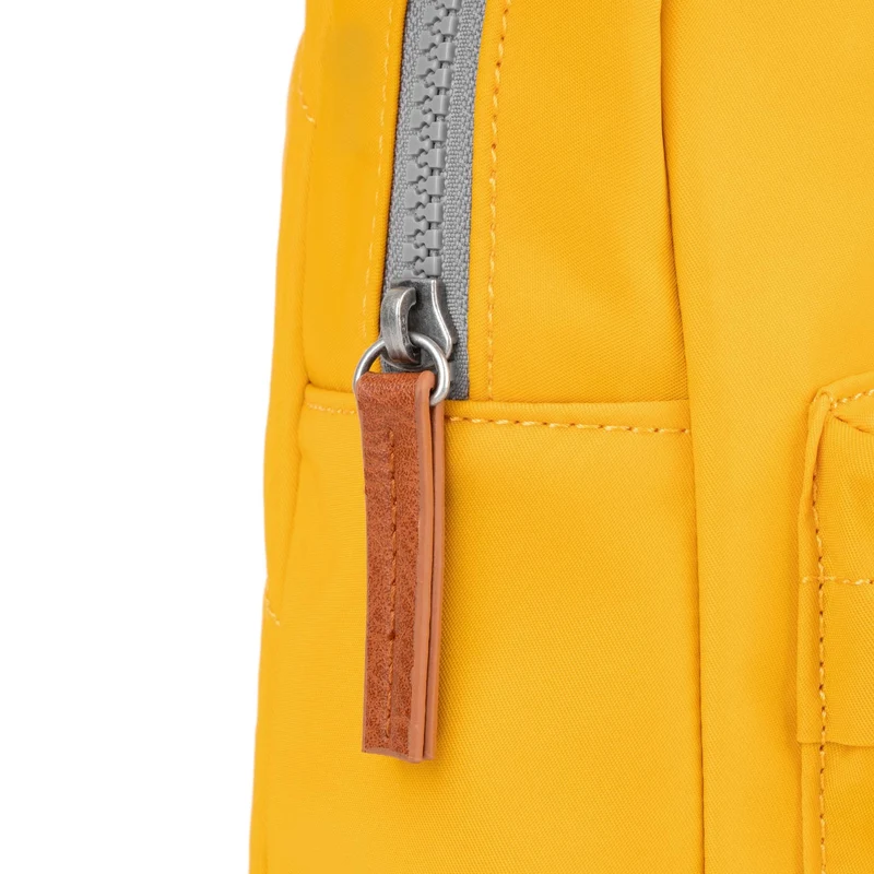 ROKA Willesden B Große Tasche aus recyceltem Nylon – Safran