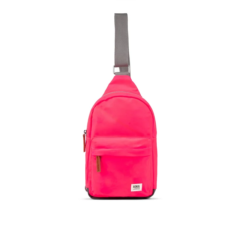 ROKA Willesden Große Tasche aus recyceltem Nylon – Himbeere