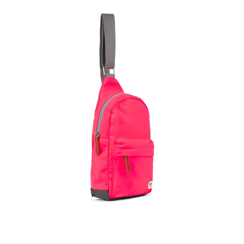 ROKA Willesden Große Tasche aus recyceltem Nylon – Himbeere