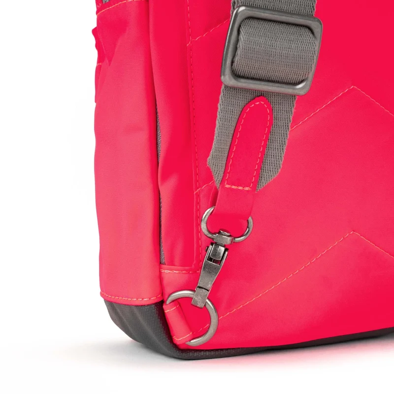 ROKA Willesden Große Tasche aus recyceltem Nylon – Himbeere