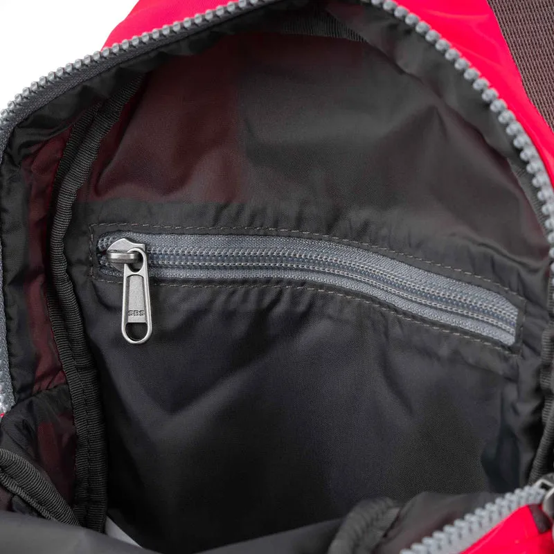 ROKA Willesden Große Tasche aus recyceltem Nylon – Himbeere