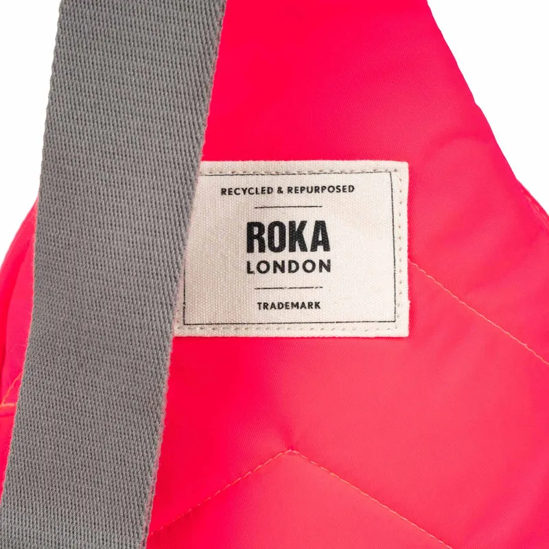 ROKA Willesden Große Tasche aus recyceltem Nylon – Himbeere