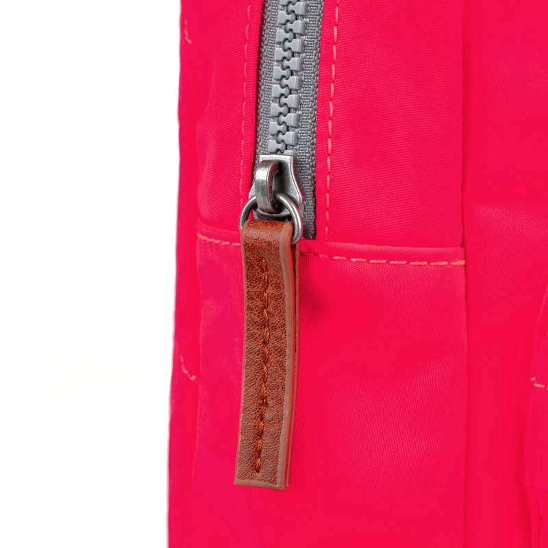 ROKA Willesden Große Tasche aus recyceltem Nylon – Himbeere