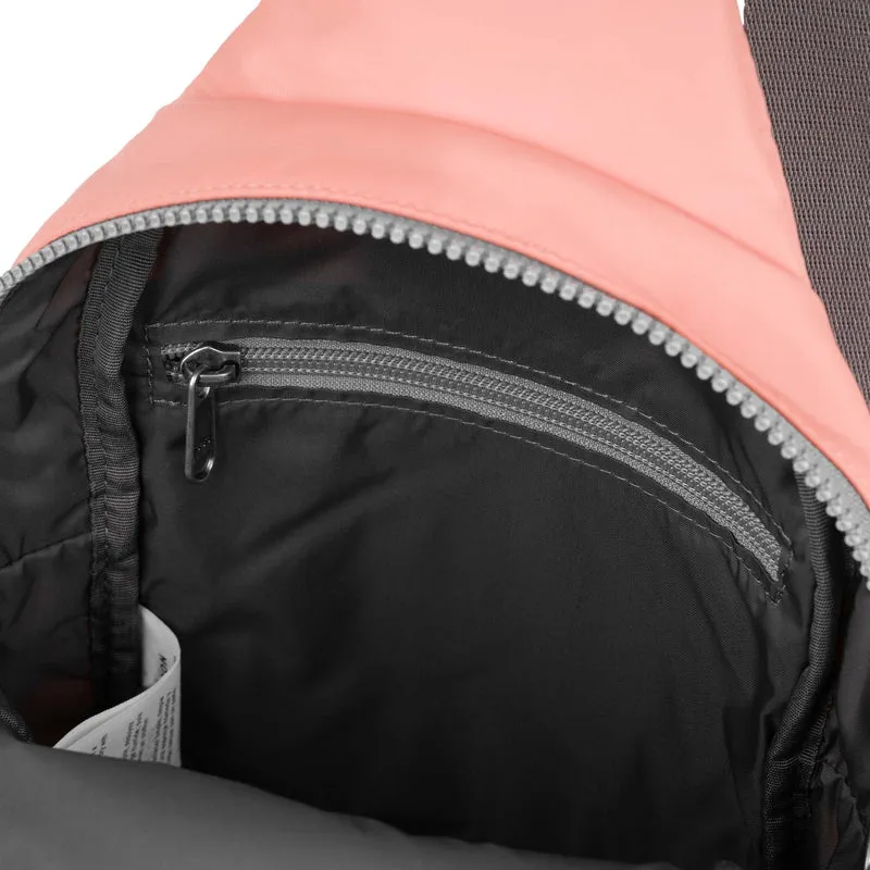 ROKA Willesden B Großer Beutel aus recyceltem Nylon - Locher