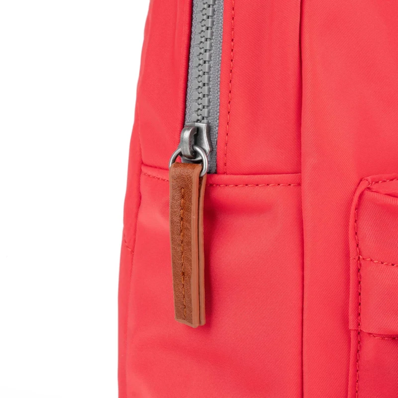 ROKA Willesden B Große Tasche aus recyceltem Nylon - Mohnblume