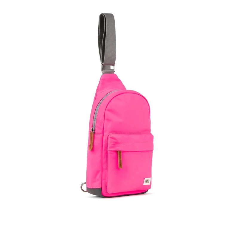 ROKA Willesden Große Tasche aus recyceltem Nylon – Neonpink