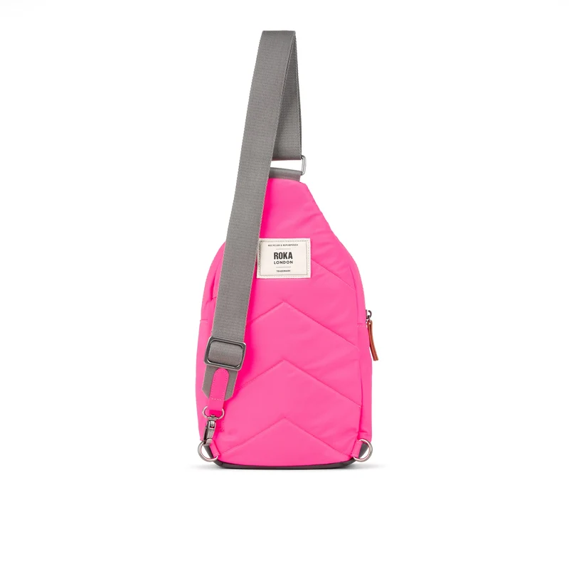 ROKA Willesden Große Tasche aus recyceltem Nylon – Neonpink