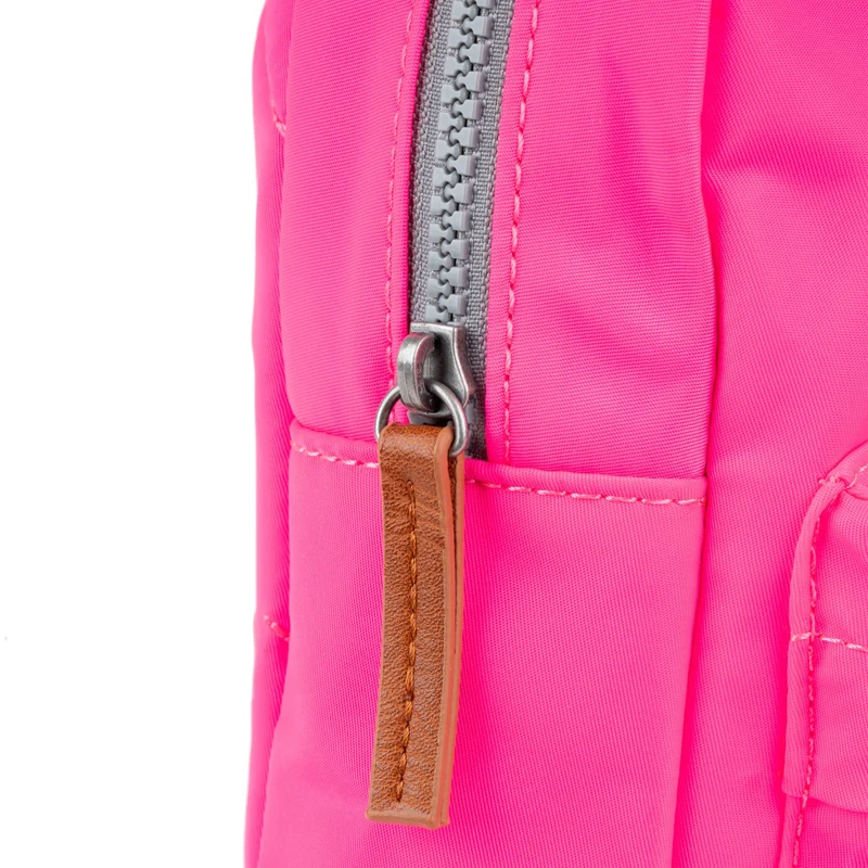 ROKA Willesden Große Tasche aus recyceltem Nylon – Neonpink