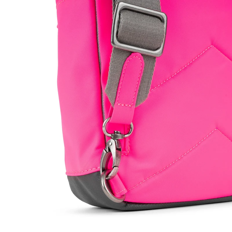 ROKA Willesden Große Tasche aus recyceltem Nylon – Neonpink