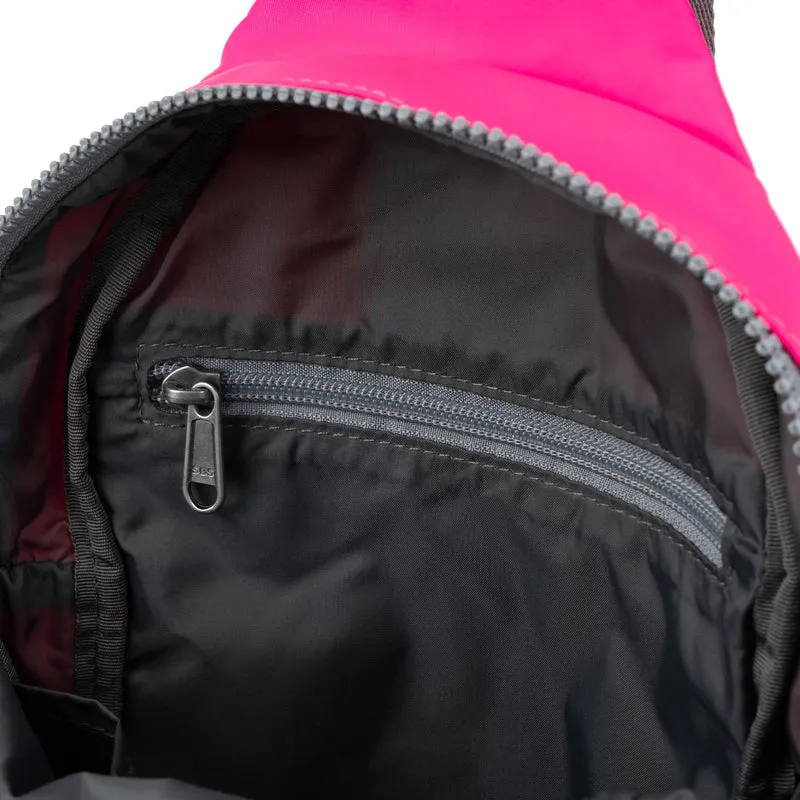 ROKA Willesden Große Tasche aus recyceltem Nylon – Neonpink