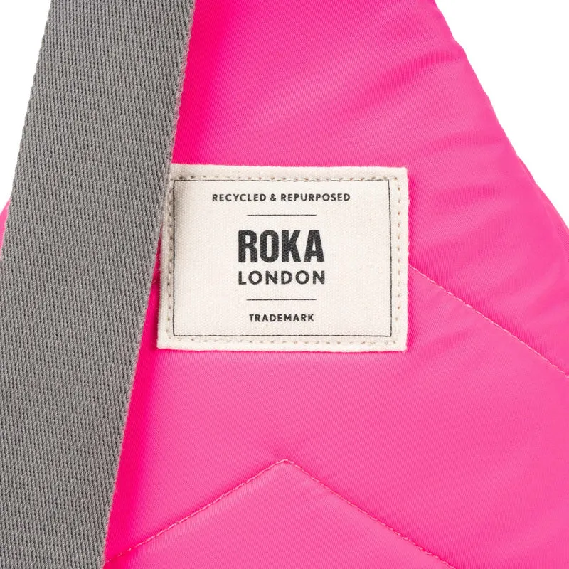 ROKA Willesden Große Tasche aus recyceltem Nylon – Neonpink