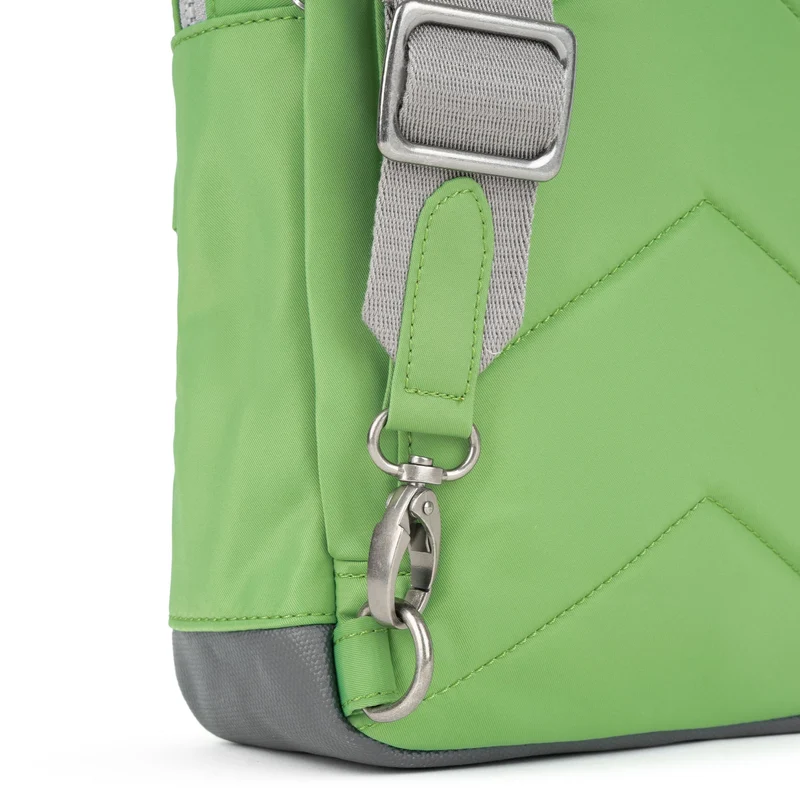 ROKA Willesden Große Tasche aus recyceltem Nylon – Kiwi