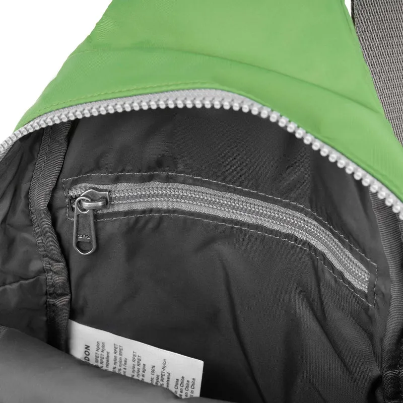 ROKA Willesden Große Tasche aus recyceltem Nylon – Kiwi