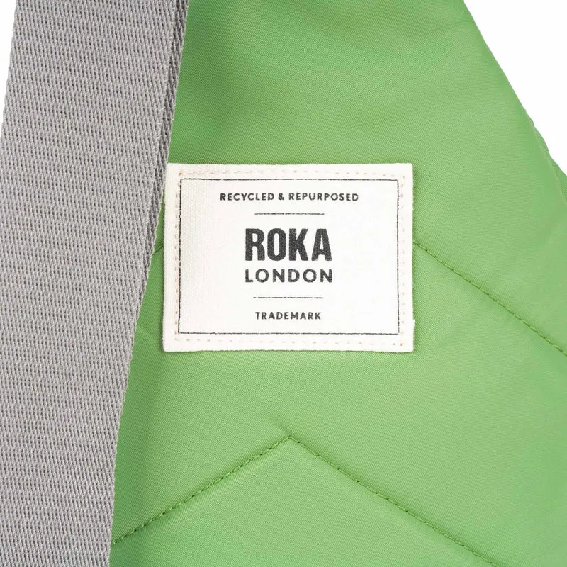 ROKA Willesden Große Tasche aus recyceltem Nylon – Kiwi