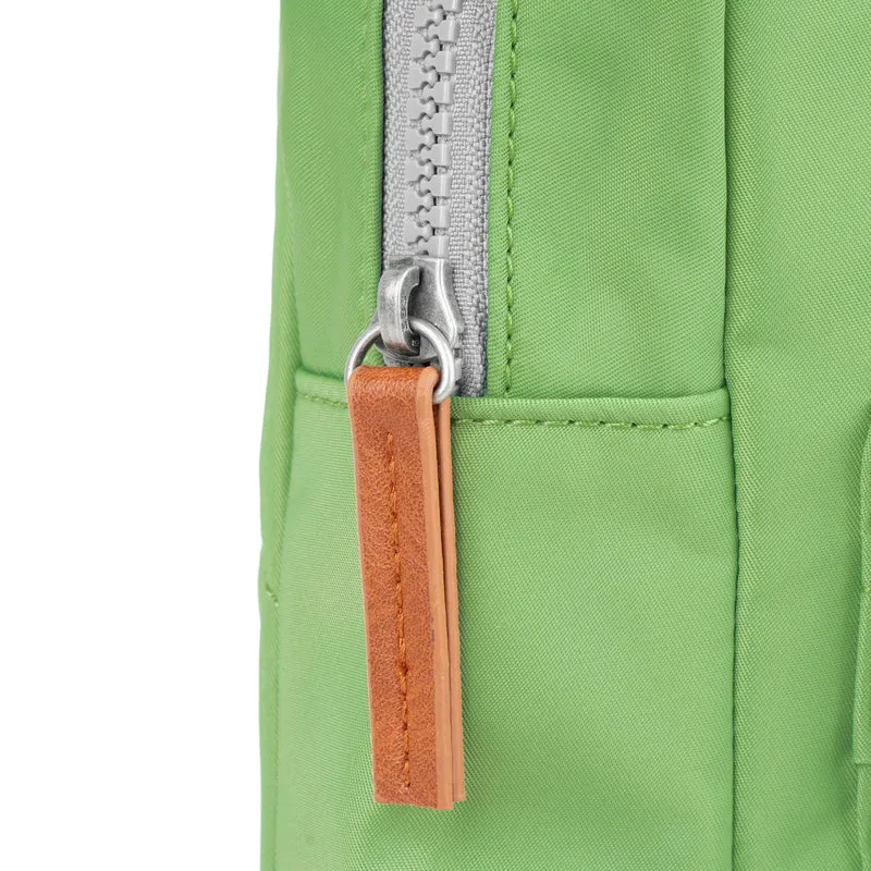 ROKA Willesden Große Tasche aus recyceltem Nylon – Kiwi