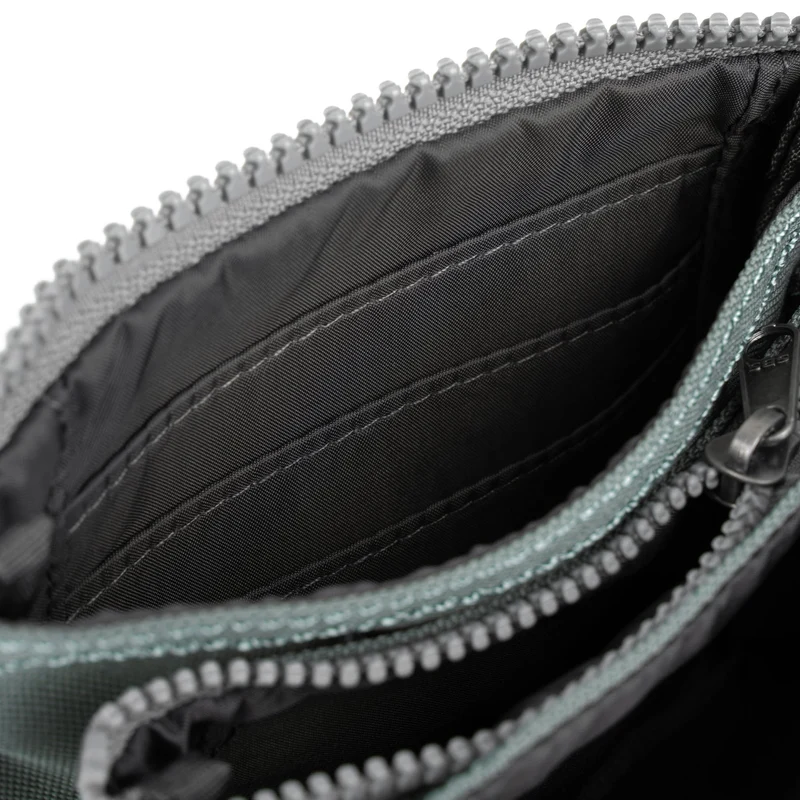 ROKA Carnaby Kleine Geldbörse aus recyceltem Canvas in Zinnoptik