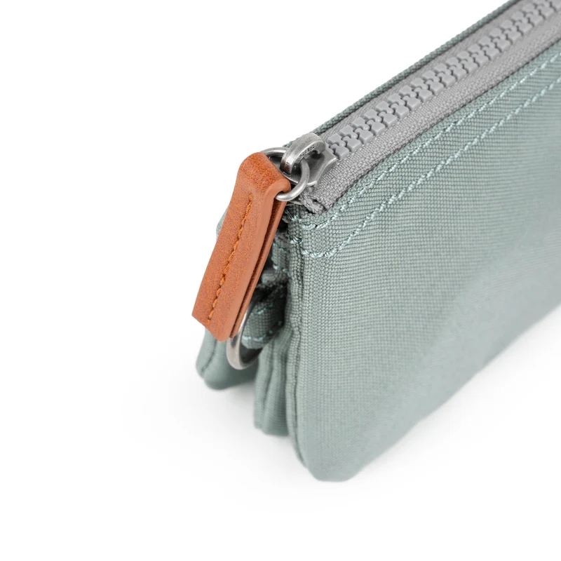 ROKA Carnaby Kleine Geldbörse aus recyceltem Canvas in Zinnoptik