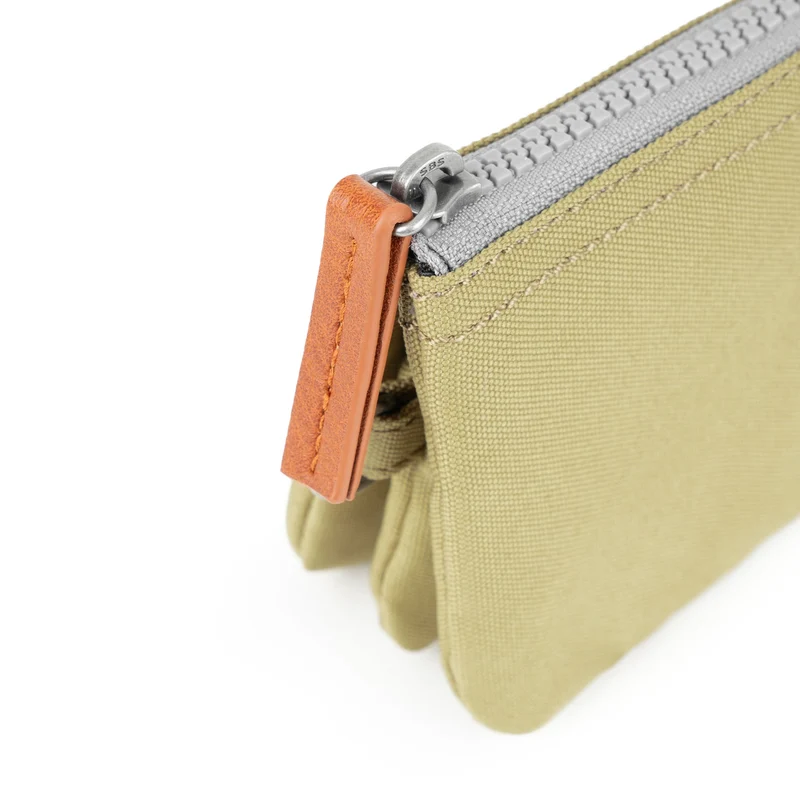 ROKA Carnaby Kleine Handtasche aus recyceltem Khaki-Canvas