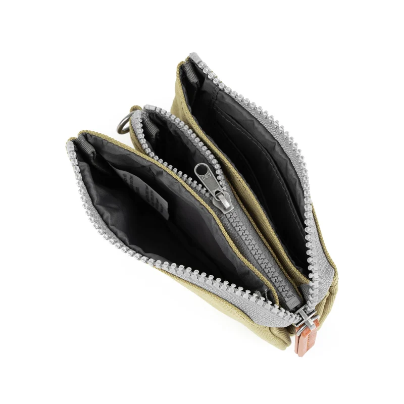 ROKA Carnaby Kleine Handtasche aus recyceltem Khaki-Canvas