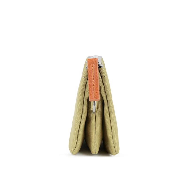 ROKA Carnaby Kleine Handtasche aus recyceltem Khaki-Canvas