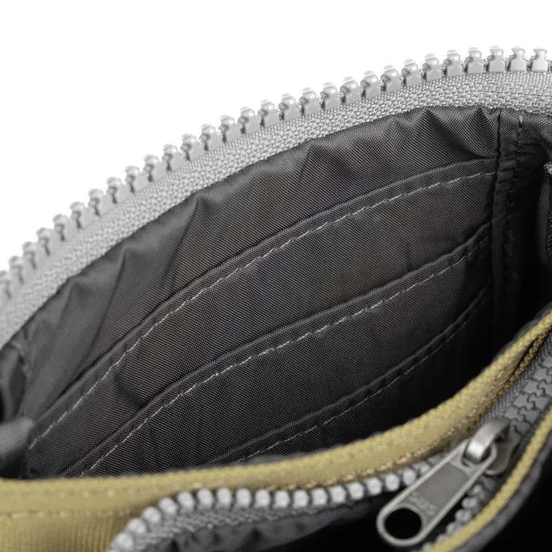 ROKA Carnaby Kleine Handtasche aus recyceltem Khaki-Canvas