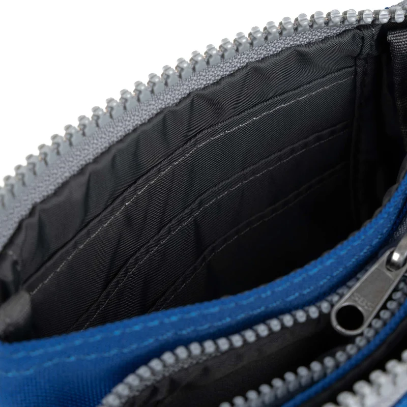 ROKA Carnaby Kleine Geldbörse aus recyceltem Canvas in Galaktischem Blau