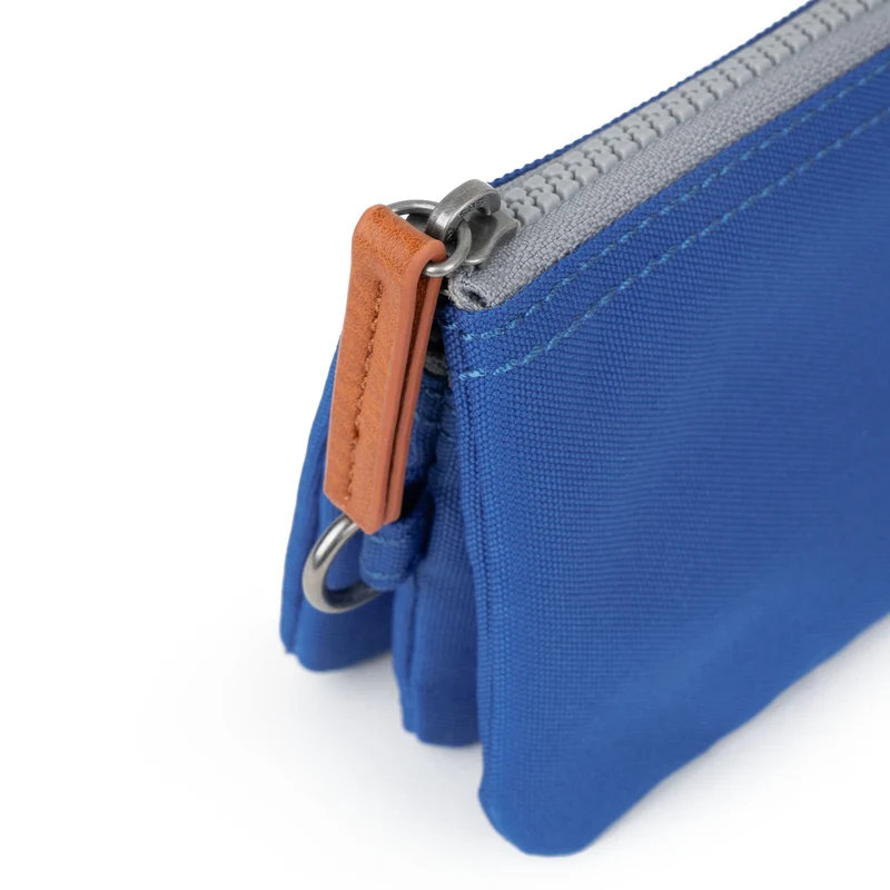 ROKA Carnaby Kleine Geldbörse aus recyceltem Canvas in Galaktischem Blau
