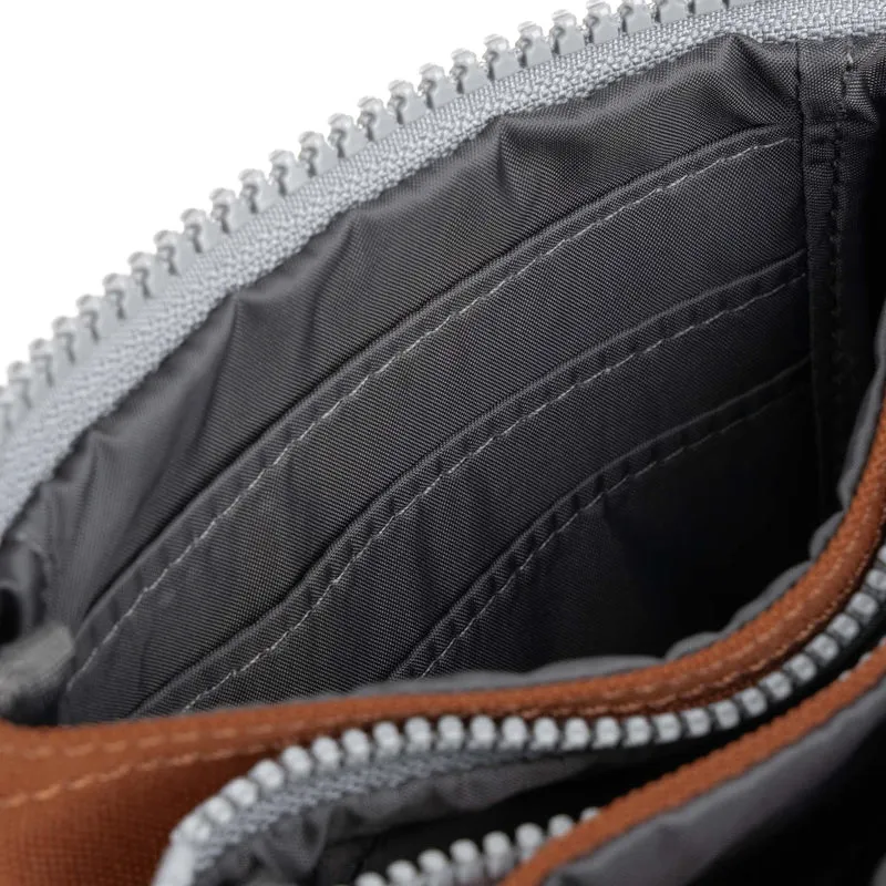 ROKA Carnaby Bran Kleine Handtasche aus recyceltem Canvas