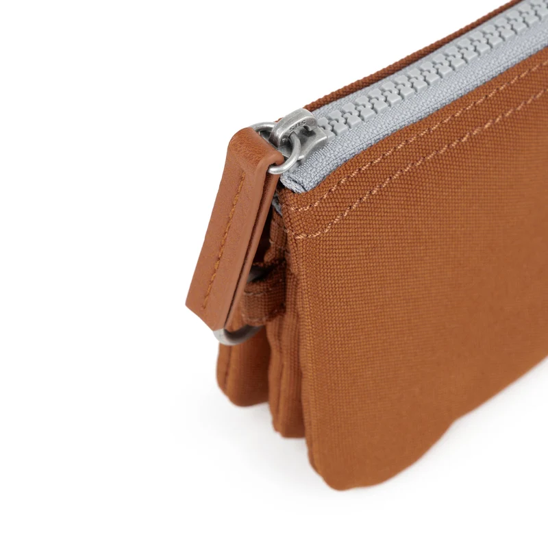 ROKA Carnaby Bran Kleine Handtasche aus recyceltem Canvas