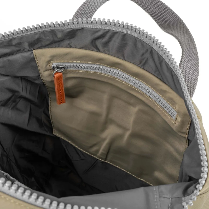 ROKA Canfield Kleine Tasche aus recyceltem Nylon, Farbe: Taupe