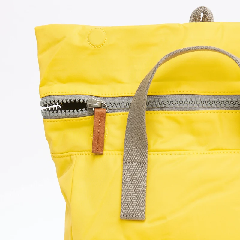 ROKA Canfield B Lemon Kleine Tasche aus recyceltem Nylon