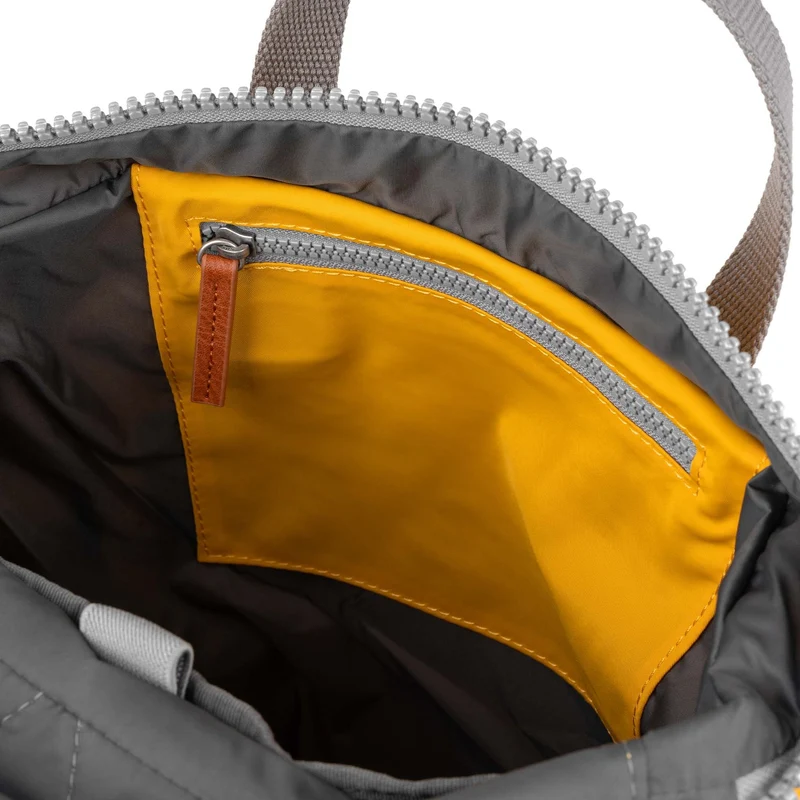 ROKA Canfield B Safran Kleine Tasche aus recyceltem Nylon