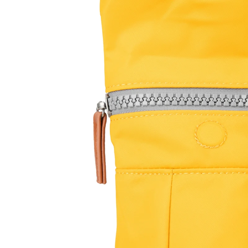 ROKA Canfield B Safran Kleine Tasche aus recyceltem Nylon