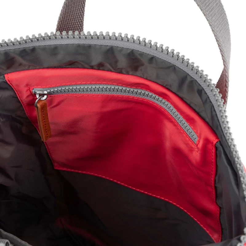 ROKA Canfield B Poppy Kleine Tasche aus recyceltem Nylon
