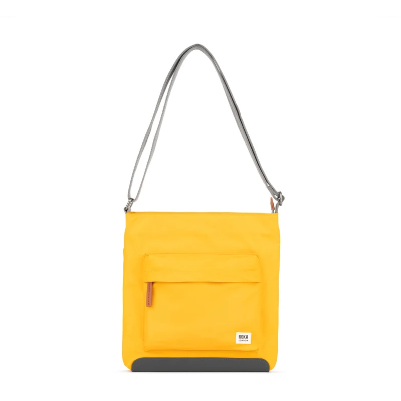ROKA Kennington Mittelgroße Tasche aus recyceltem Nylon – Safran