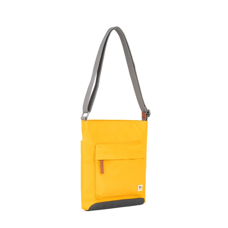ROKA Kennington Mittelgroße Tasche aus recyceltem Nylon – Safran