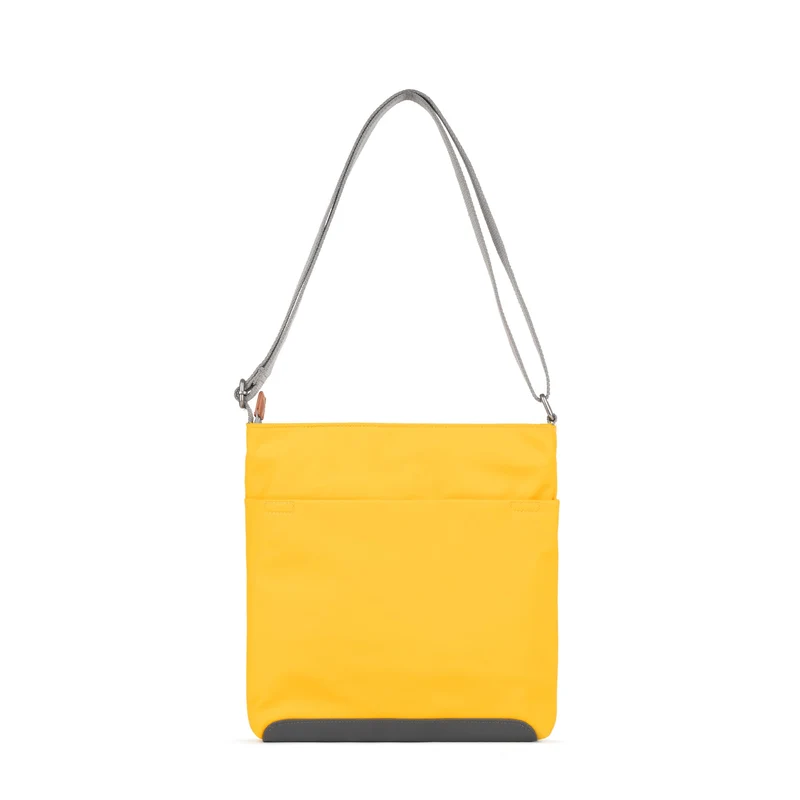 ROKA Kennington Mittelgroße Tasche aus recyceltem Nylon – Safran