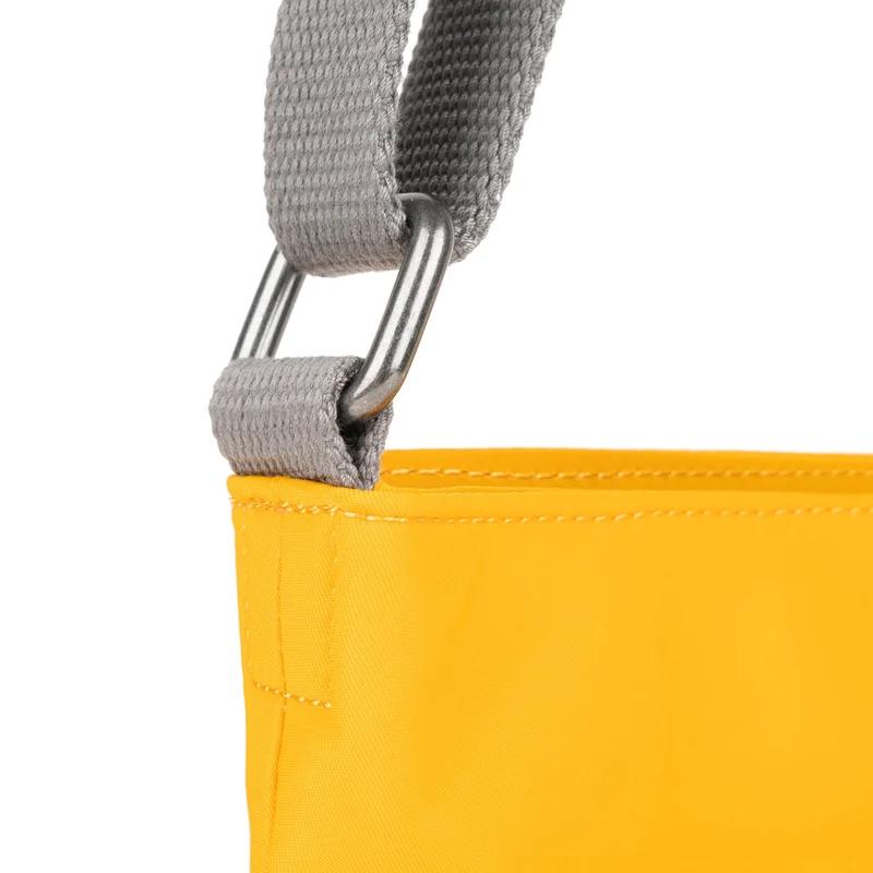 ROKA Kennington Mittelgroße Tasche aus recyceltem Nylon – Safran