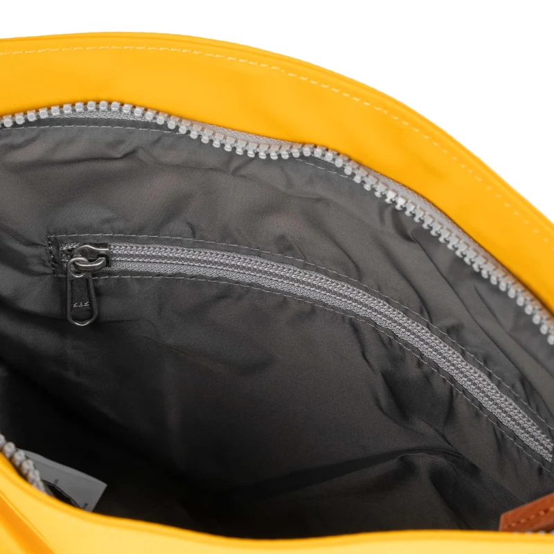 ROKA Kennington Mittelgroße Tasche aus recyceltem Nylon – Safran