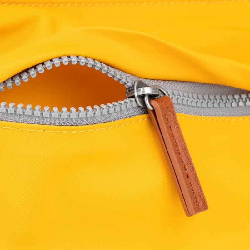 ROKA Kennington Mittelgroße Tasche aus recyceltem Nylon – Safran